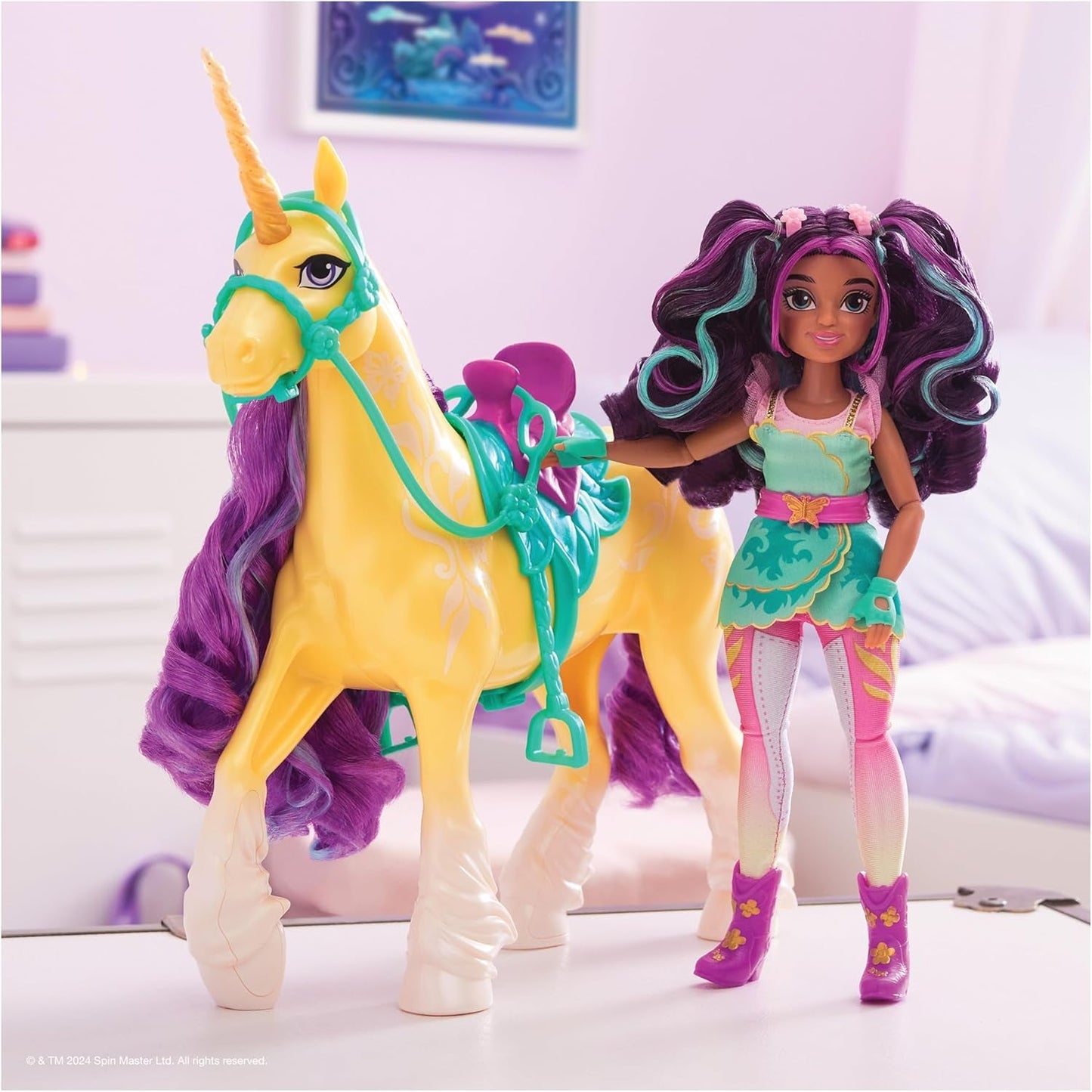 Unicorn Academy Knöchelpuppe Ava – die Originalpuppe zur beliebten Netflix-Serie, 24 cm groß und mit 7 Accessoires für fantasievolles Rollenspiel, für Kinder ab 4 Jahren