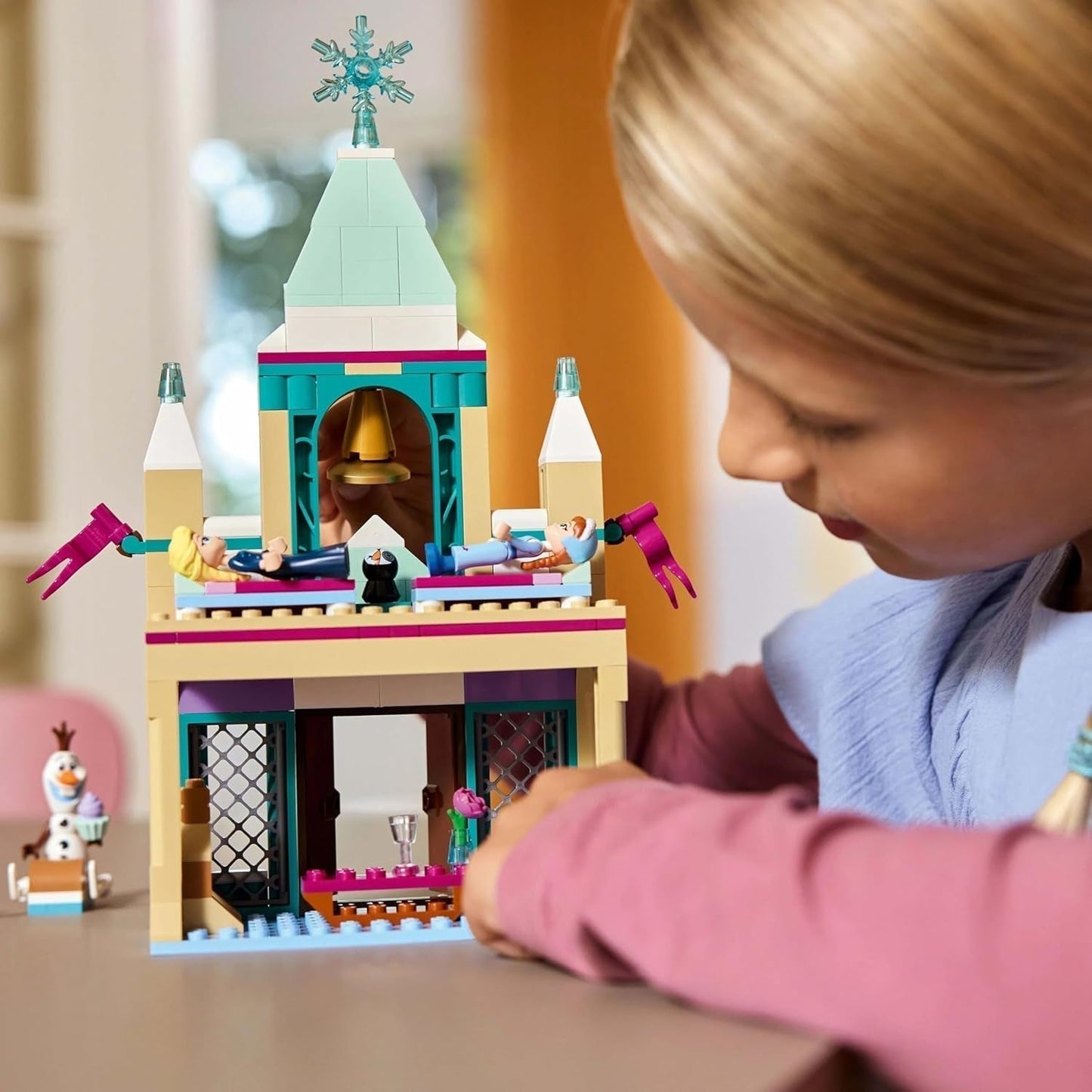 LEGO – Disney Frozen Arendelle Castle, Prinzessinnenspielzeug mit ELSA, Anna und Olaf Minipuppen und einer Pinguinfigur, Fantasy-Spielset, Geschenk für 5-jährige Mädchen 43265 Bausets Besuchen Sie den LEGO-Store