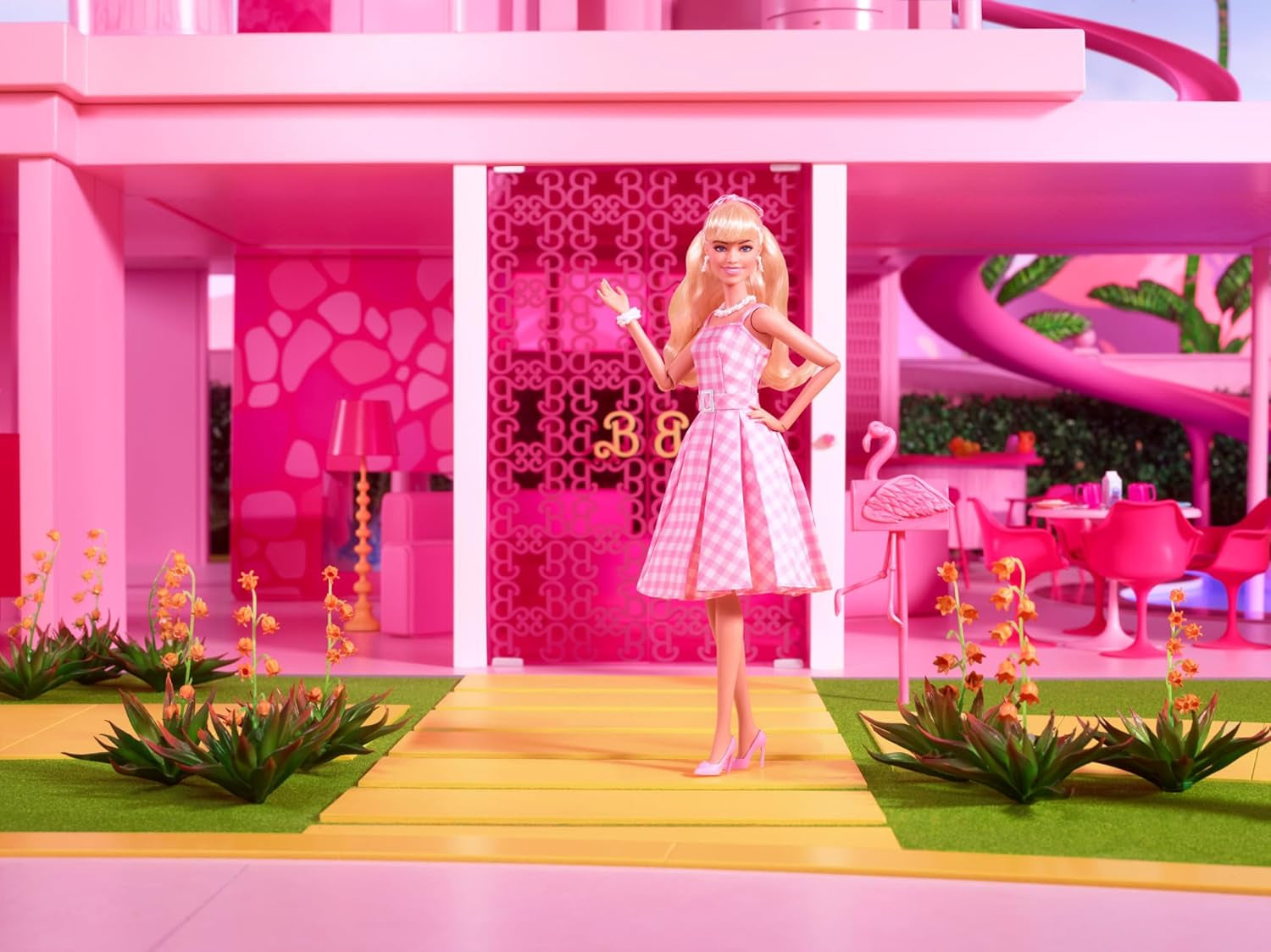 Barbie-Puppe, die Filmpuppe in rosa-weißem Kleid und Gänseblümchen-Halskette, Margot Robbie, Sammlerspielzeug für 3-Jährige HPJ96