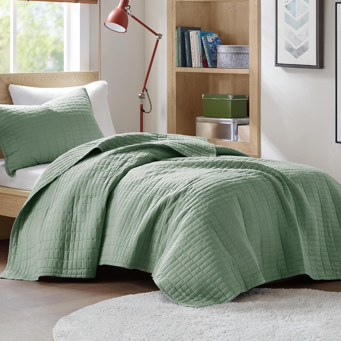 Comfort Spaces Kienna Steppdecken-Set, luxuriöse Doppelnaht-Sommerdecke, leichte, weiche Ganzjahresbettwäsche, passender Kissenbezug, weiße King-Size-Decke (264,2 x 228,6 cm), Naty Shop Bettdecken und Steppdecken, Sage Gland Twin/Twin XL (66" x 90")