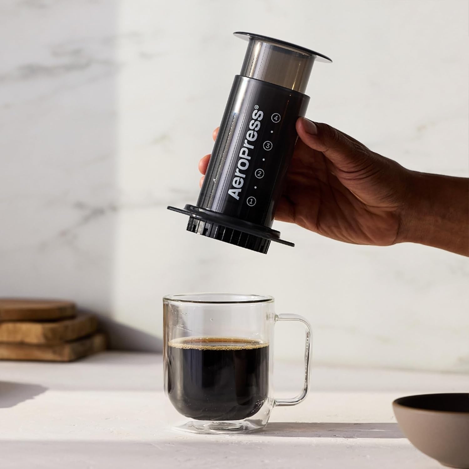 AeroPress Original Kaffee- und Espressomaschine, tragbare Kaffeemaschine auf Barista-Niveau mit Kammer, Kolben und Filtern, schnelle Kaffee- und Espressomaschine