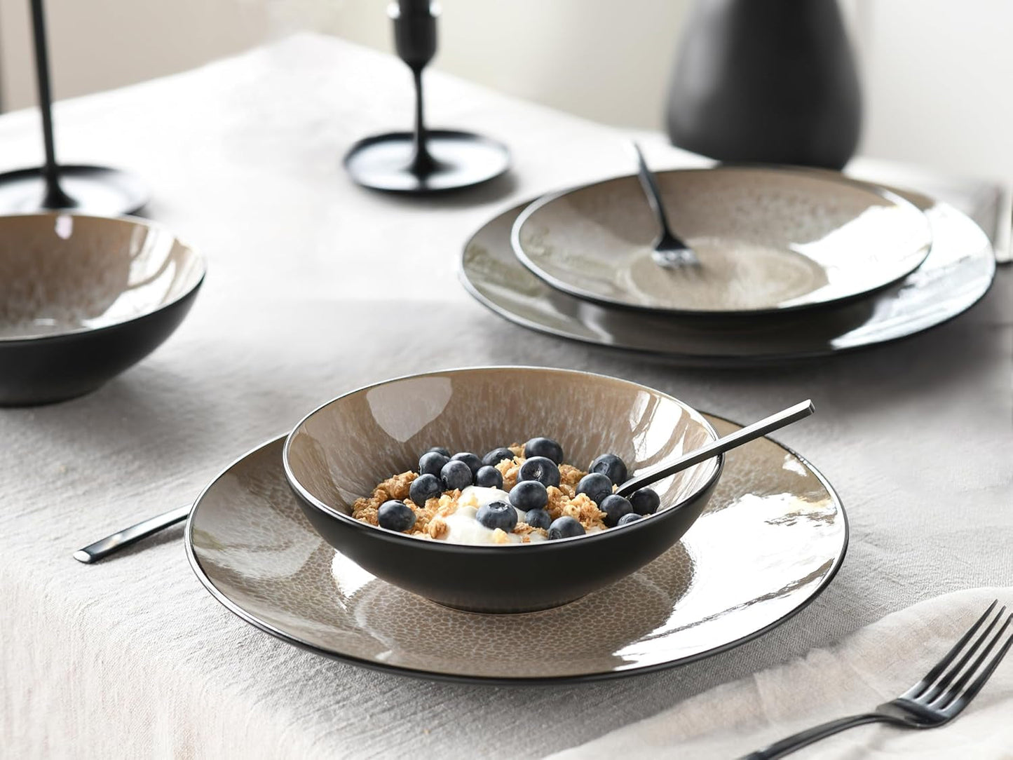 CreaTable, 24464, Serie Malmö Beige, 18-teiliges Tafelservice für 6 Personen, Tellerset aus Steingut, spülmaschinen- und mikrowellengeeignet, hochwertige Herstellung
