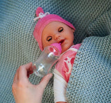 Simba 105140489 – Laura Baby Talk Doll, 38 cm große Puppe mit weichem Körper und Schlafaugen im süßen Overall, 24 Babygeräusche, Spielpuppe, Babypuppe, ab 2 Jahren