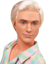 Barbie Movie Ken Barbie-Puppe in pastellrosa und grün gestreifter Strandkleidung, Surfbrett und weißen Turnschuhen, JBJ54