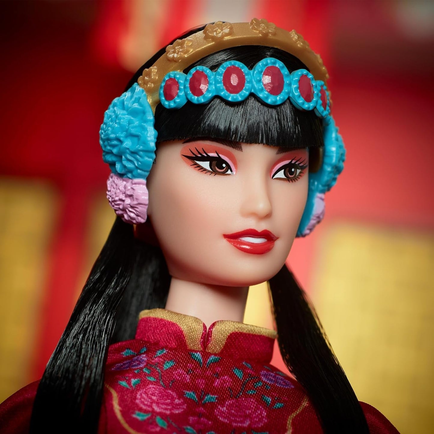 BARBIE Lunar New Year Barbie Puppe – Traditionelles Kleid in glücksbringendem Rot mit Pfingstrosenmuster, cyanblaue Schuhe mit pinken Troddeln, inspiriert von der Peking-Oper, HRM57