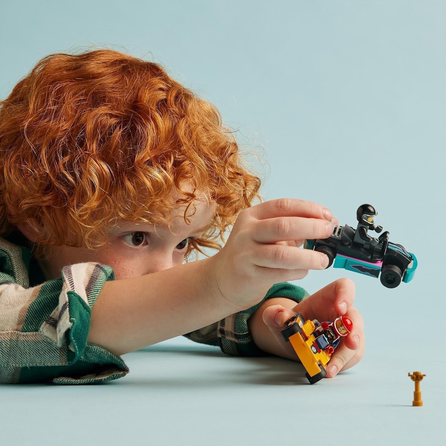 LEGO City Go-Karts mit Fahrern, Set mit 2 Minifiguren, Fahrern und Rennwagen, Spielzeugautos für 5-jährige Jungen und Mädchen, lustiges Geschenk für Kinder 60400 Bausets Besuchen Sie den LEGO-Store