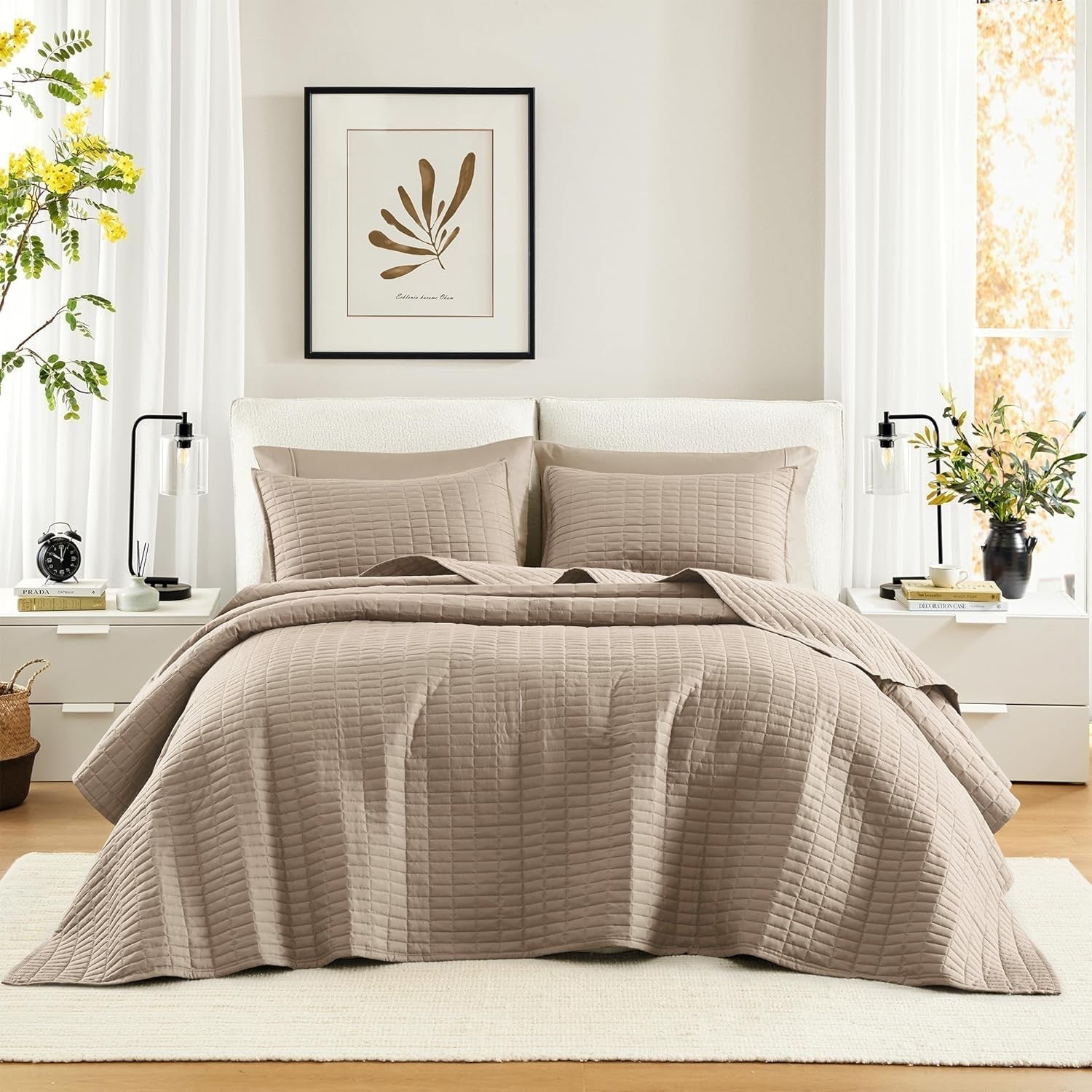 Comfort Spaces Kienna Steppdecken-Set, luxuriöse Doppelnaht-Sommerdecke, leicht, weich, ganzjährige Bettwäsche, passender Kissenbezug, weiß, Decke für Kingsize-Betten (264,2 x 228,6 cm), Naty Shop Quilts & Quilts Taupe, übergroße King-Size-Tagesdecke (120 x 118 Zoll)