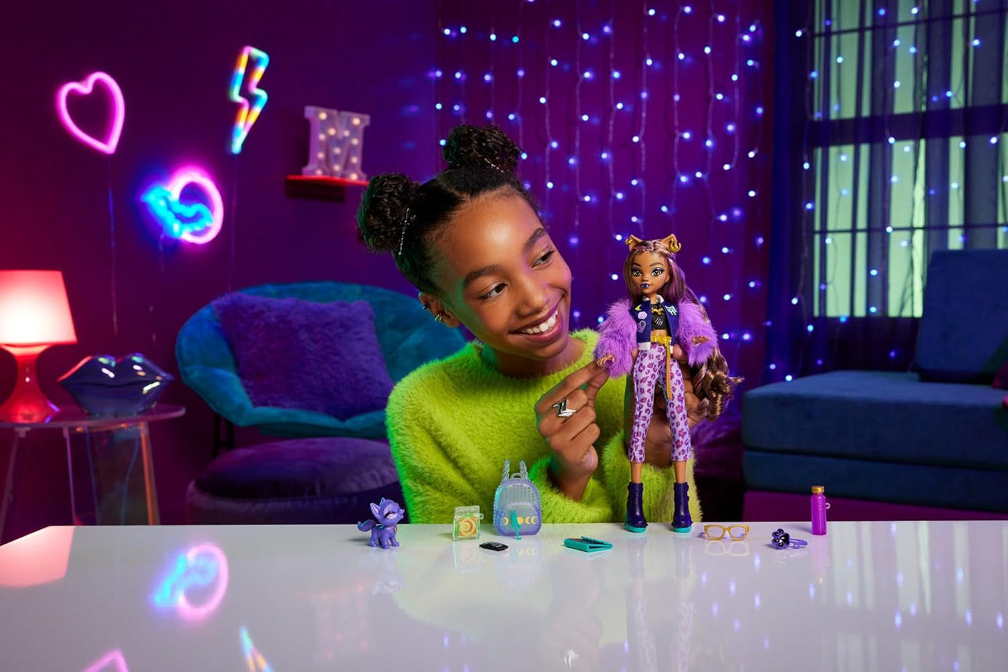 Monster High Clawdeen Wolf Puppe mit Crescent Dog und Zubehör wie Rucksack, Kalender, Snacks und mehr, HRP65 Naty Shop Dolls