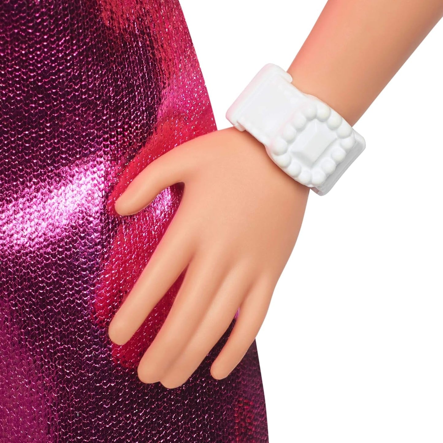 Barbie Fashionistas Puppe Nr. 230 mit blonden Haaren, rosa metallischem Minikleid mit Herzausschnitt, weißem Armband und High Heels, HYT88