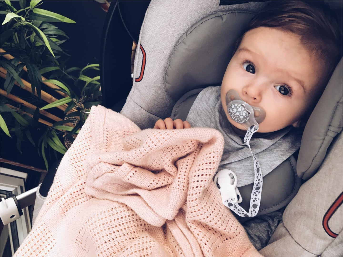 Twistshake Baby-Schnuller – 2er-Pack | Kieferorthopädische Form | Ultraleicht | Weicher Silikonsauger | BPA-frei | Geeignet für Babys ab 6 Monaten | Grauweiß