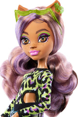 Monster High Scare Adise Island Clawdeen Wolf Puppe mit Badeanzug, Jogginghose und Strandaccessoires wie Visier, Wasserflasche und Buch