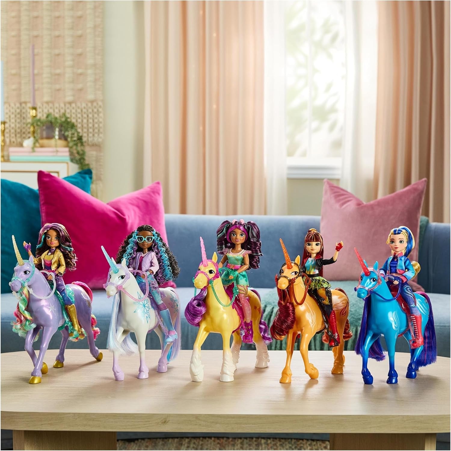 Unicorn River Einhorn-Akademie – 28 cm hohes, originales Isabel-Einhorn aus der Netflix-Serie, mit echter Mähne und Schweif, abnehmbarem Zaumzeug und Sattel sowie Bürste, für Kinder ab 4 Jahren