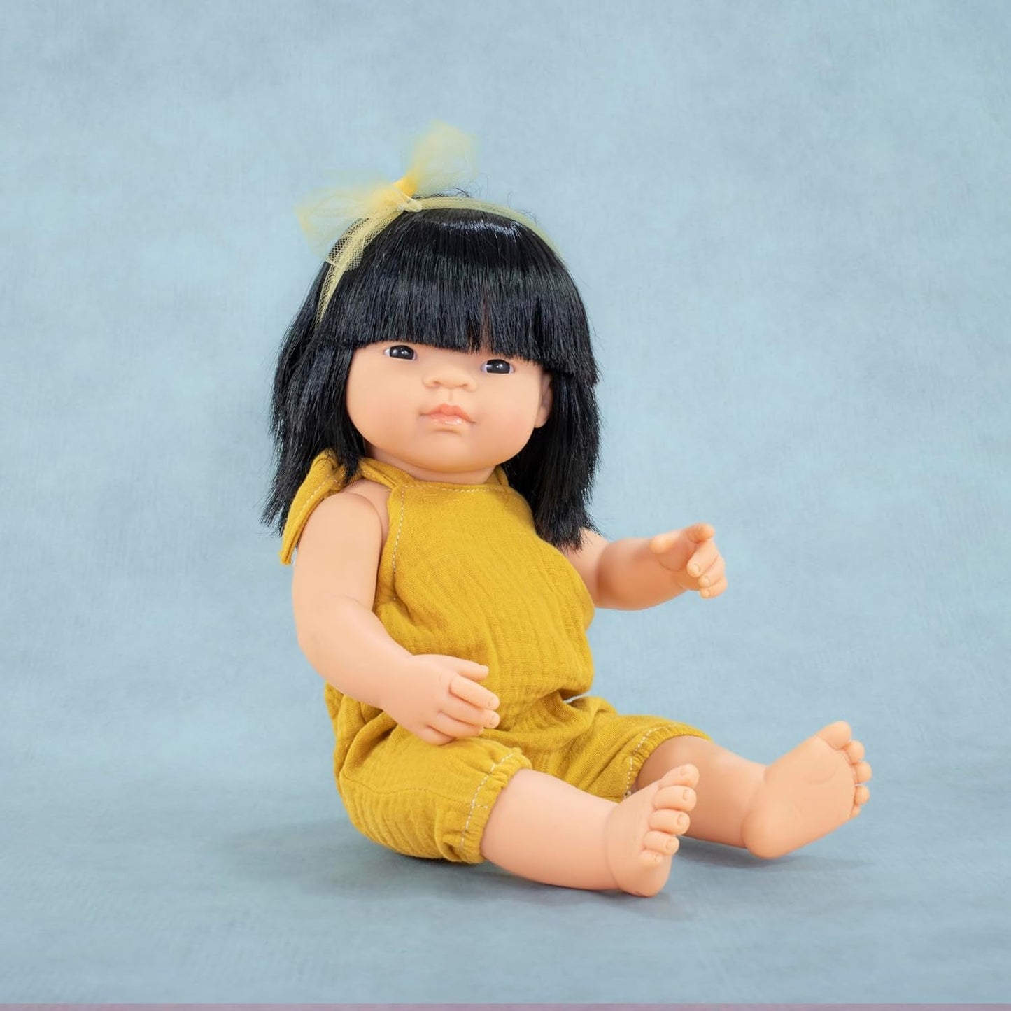 Miniland-Puppe, 38 cm, asiatisches Mädchen. Hergestellt in Spanien. Anatomisch korrekt. Sammlung „Mein Freund und ich“.
