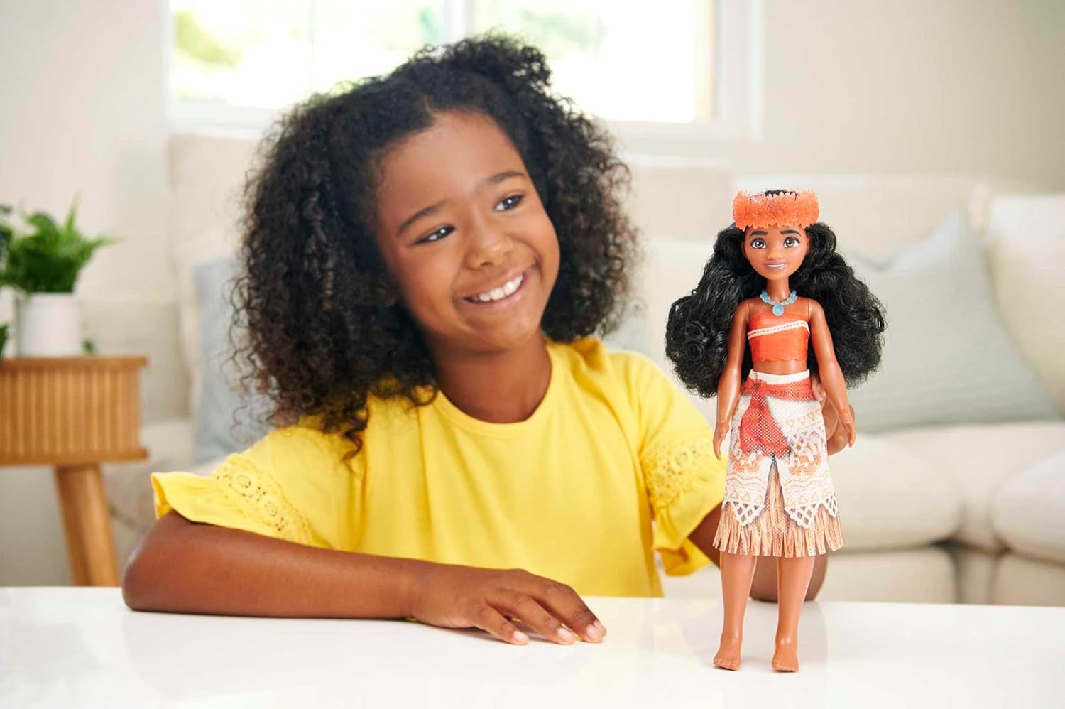 Mattel DISNEY Moana – bewegliche Modepuppe mit Glitzer-Outfit, abnehmbarem Stirnband und Halskette, für Kinder ab 3 Jahren, HPG68