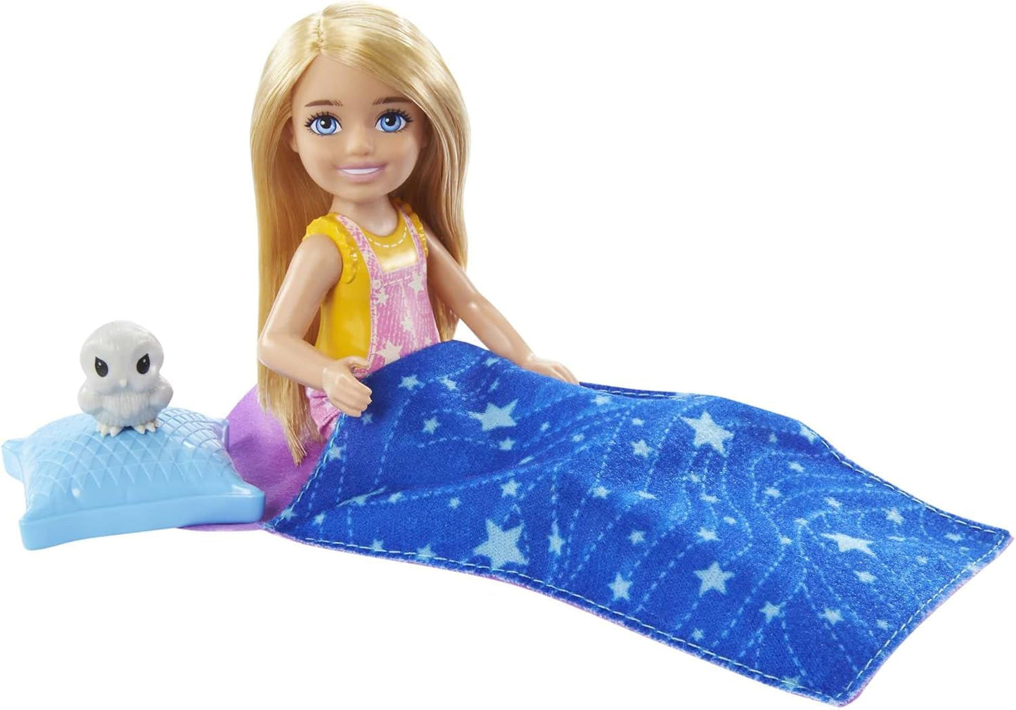 Barbie Chelsea-Serie, Chelsea-Puppe Camping mit blonden Haaren, Haustier-Eule, Schlafsack, Kissen, Taschenlampe, Fernglas, Camping-Zubehör, Kindergeschenk, Spielzeug für 3 Jahre und älter, HDF77