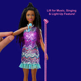Barbie GYJ22 – Freie Bühne für Big Dream Brooklyn Puppe (ca. 30 cm, braune Zöpfe) mit Filmliedern, Lichtern, Mikrofon und Zubehör, Geschenk für Kinder ab 3 Jahren Naty Shop Dolls