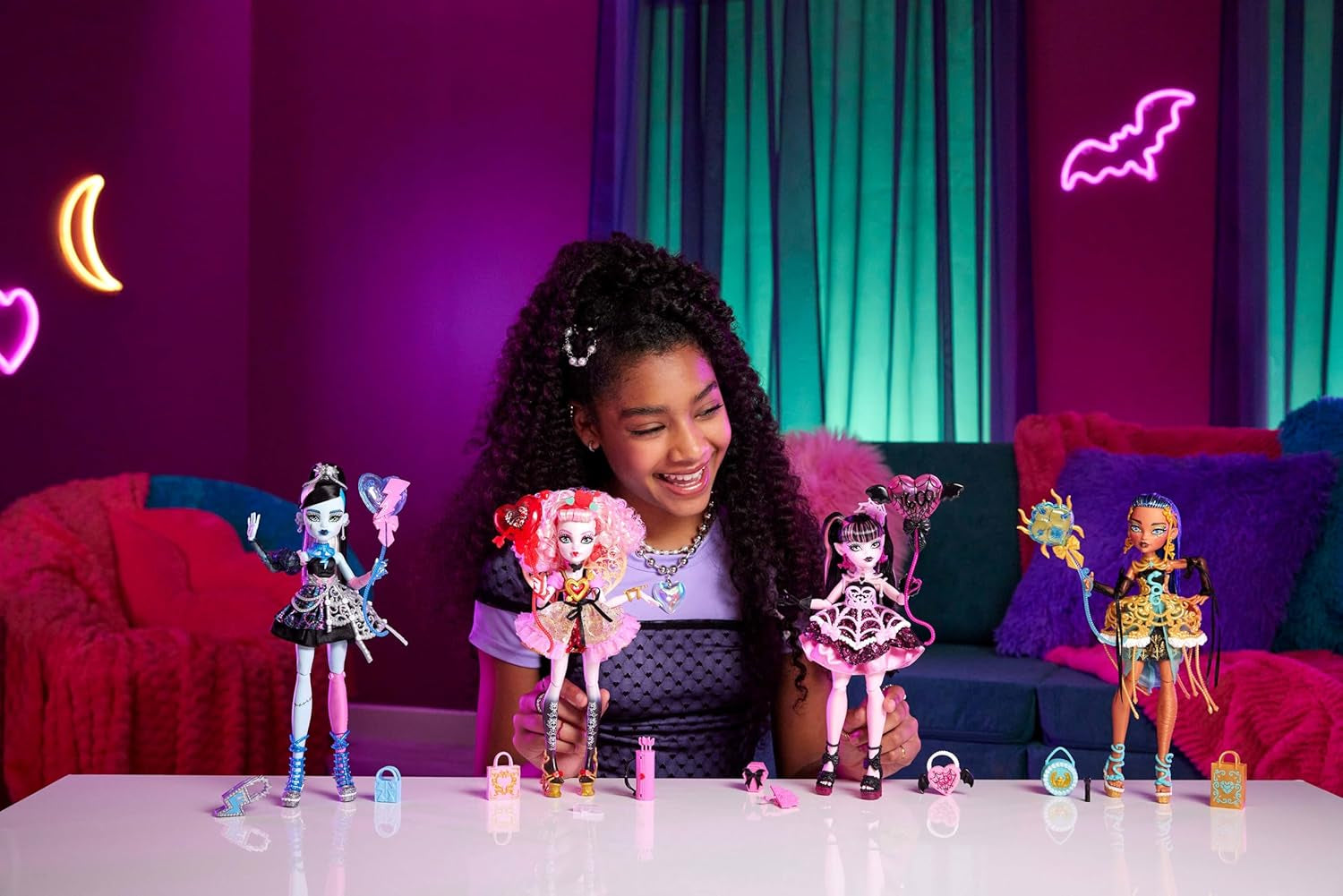 Monster High Scary Sweet Birthday Cupid Asteria Puppe in rosa und rotem Partykleid mit thematischen Accessoires wie Einladung, Ballon, Geschenk und mehr, JBG77