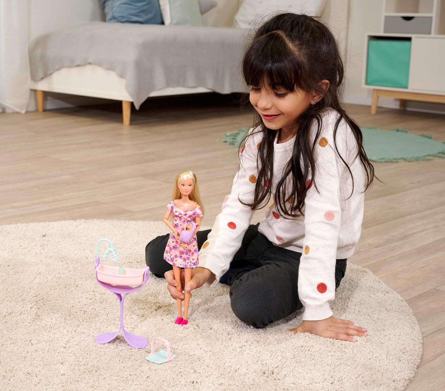 Simba 105733680 Steffi LOVE Puppe Hello Baby (29 cm) – Schwangere Spielpuppe mit wachsendem Bauch, Puppe und Zubehör – Kinderspielzeug für Mädchen und Jungen ab 3 Jahren, schwarz Puppen Naty Shop