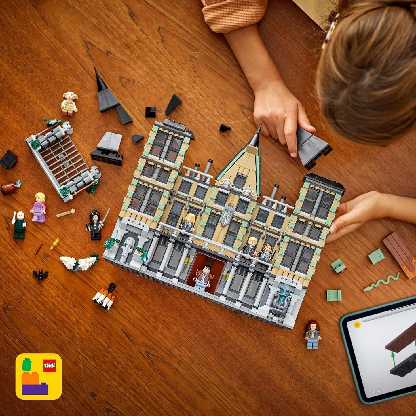 LEGO Harry Potter Malfoy Family Country Estate, fantastisches Spielzeug zum Sammeln und Ausstellen, Geschenk für Jungen, Mädchen und Fans der Zaubererwelt, Geschenkidee mit 9 Minifiguren 76453 Bausets Besuchen Sie den LEGO-Store