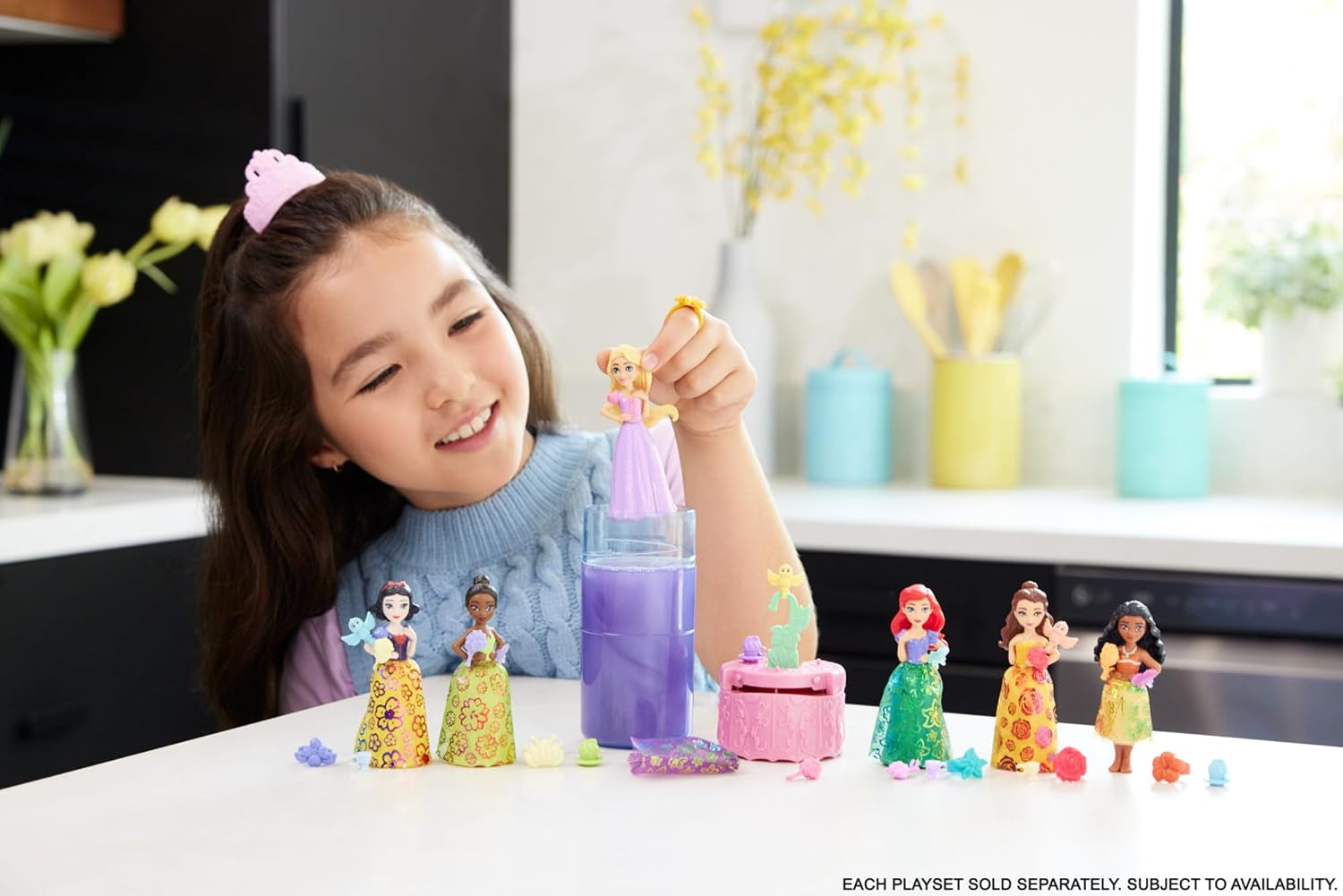Mattel Disney Princess Royal Color Reveal, kleine Puppe mit 6 Überraschungen, inklusive Duftring und 4 Zubehörteilen (Puppen können variieren), Garden Party-Serie HRN63