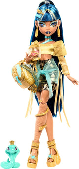 Monster High Cleo De Nile-Puppe in einer goldenen Bluse und einem mehrlagigen Rock, inklusive der Hissette-Kobra und Accessoires wie einer Schultasche, einem Snack und einer Rolle Toilettenpapier, HXH74