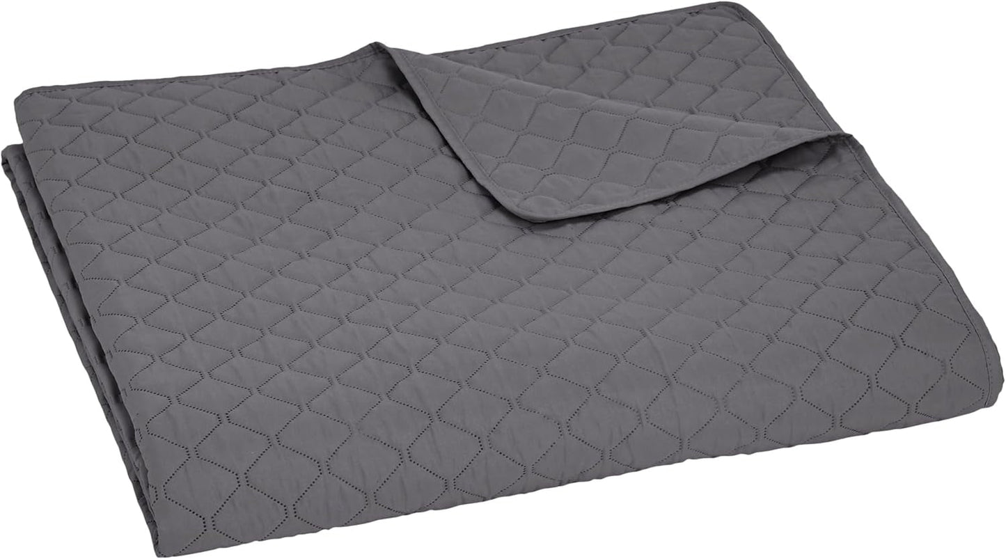 Übergroße Bettdecke mit Relief von Amazon Basics, 170 x 210 cm, dunkelgraues Rautenmuster. Betten und Decken. Besuchen Sie den Amazon Basics-Store