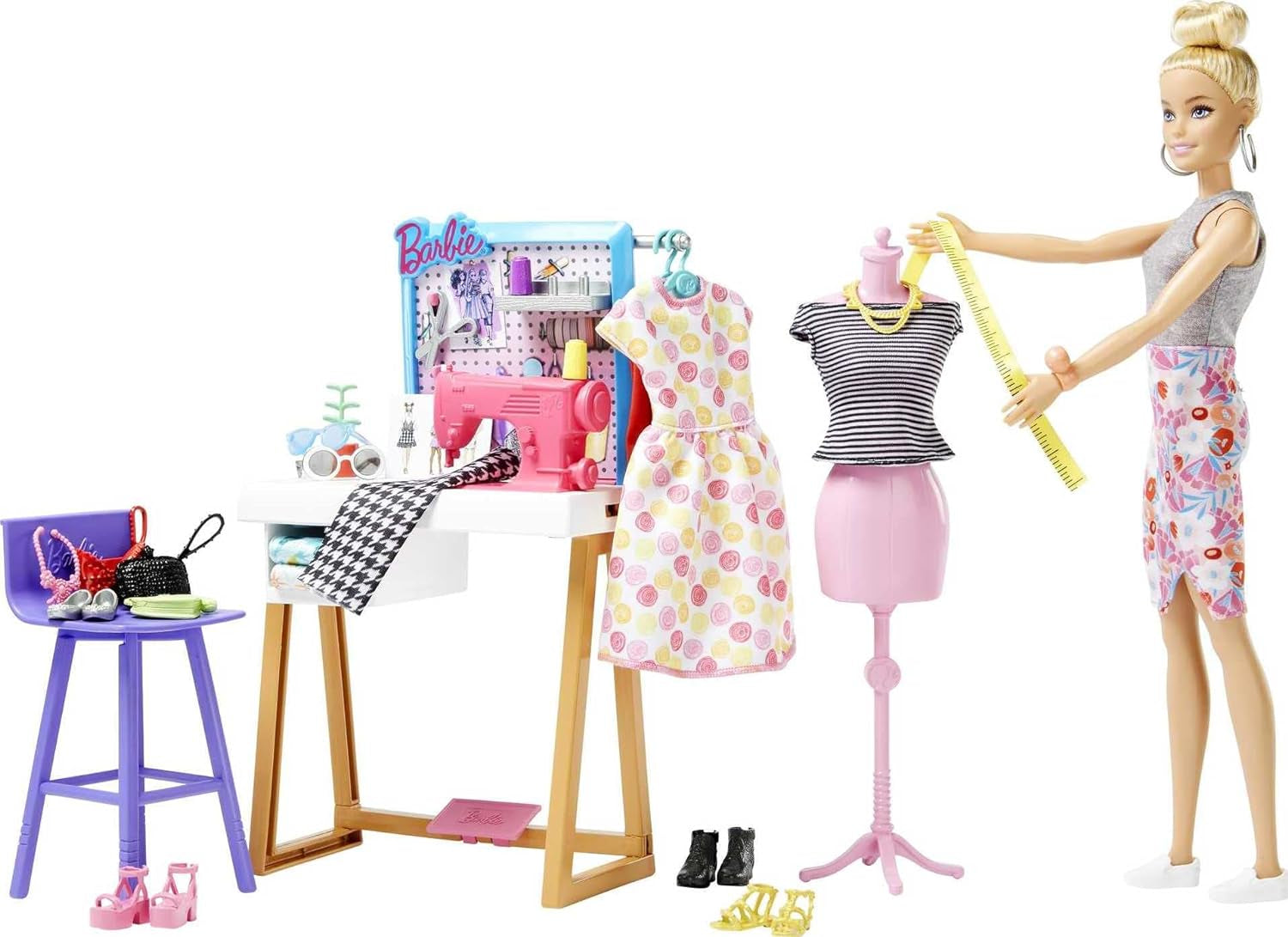 Barbie HDY90 – Modedesigner-Puppe (30,40 cm) und Atelier, über 25 Design- und Modeaccessoires, Design-Schreibtisch, Stuhl, Nähmaschine, Stoffmodell, Schaufensterpuppe und mehr, Spielzeug ab 3 Jahren Naty Shop Dolls