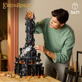 LEGO Icons Der Herr der Ringe: Barad-Door-Bauset für Erwachsene mit Sauron, Gothmog, Orc, Frodo, Sam und Gollum als Minifiguren, Film-Erinnerungsstücke, Fan-Sammlerstücke, 10333 Bausets. Besuchen Sie den LEGO-Store