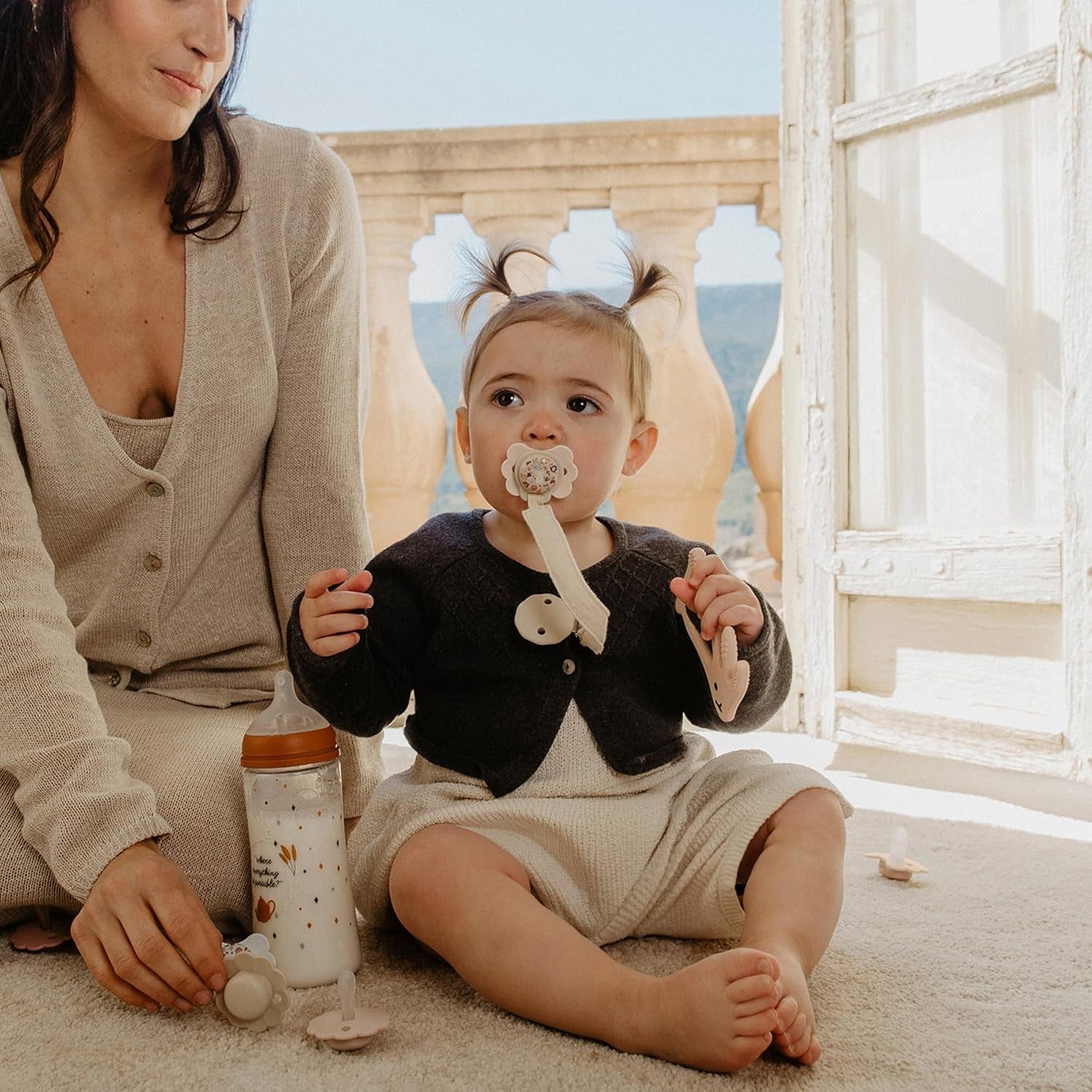 Suavinex-Geschenkset für Neugeborene. 4-teiliges Set bestehend aus: Physiologischer SX Pro-Schnuller für Babys von 0 bis 6 Monaten + Schnullerhalter + Duo-Schnullerhülle + Beißring aus Silikon. Wunderland, beige