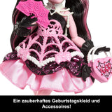 Gruselige und süße Monster High-Geburtstagspuppe Draculaura in einem rosa Partykleid mit thematischen Accessoires wie Einladung, Ballon, Geschenk, Fans und mehr, JBG74