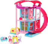 Barbie Chelsea Spielhaus – 3 verwandelnde Etagen, geheime Spielbereiche, Aufzug, Pool, Rutsche, 2 Haustiere und mehr als 20 Zubehörteile, ab 3 Jahren, HHX44