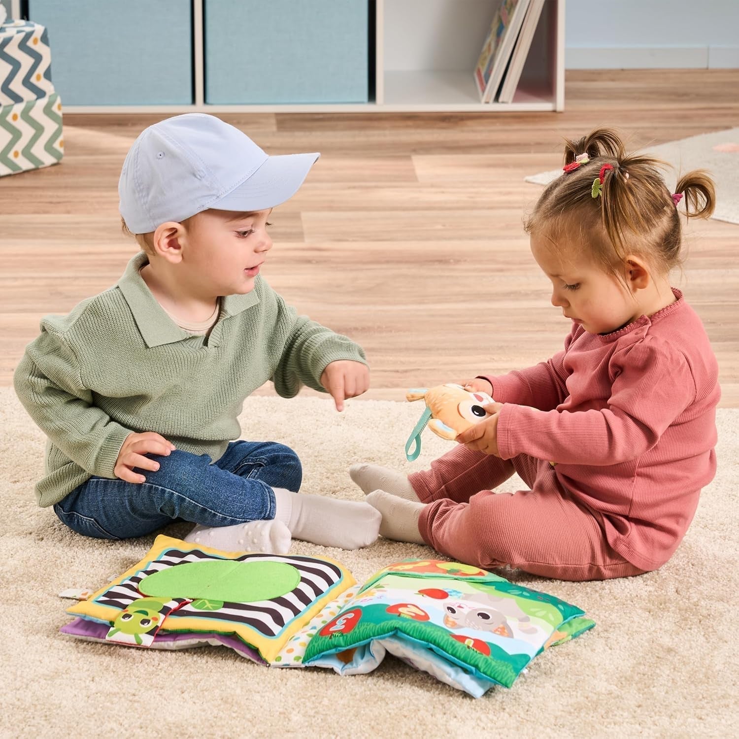 VTech Baby Mein großes Plüschbuch – Tast- und Fühlbuch/Buch mit Musik und Geräuschen – Stoffbuch mit beweglichen Elementen – Spielzeug für motorische und sensorische Fähigkeiten – Für Babys und Kinder im Alter von 3–24 Monaten. Bebe Naty Shop Toys