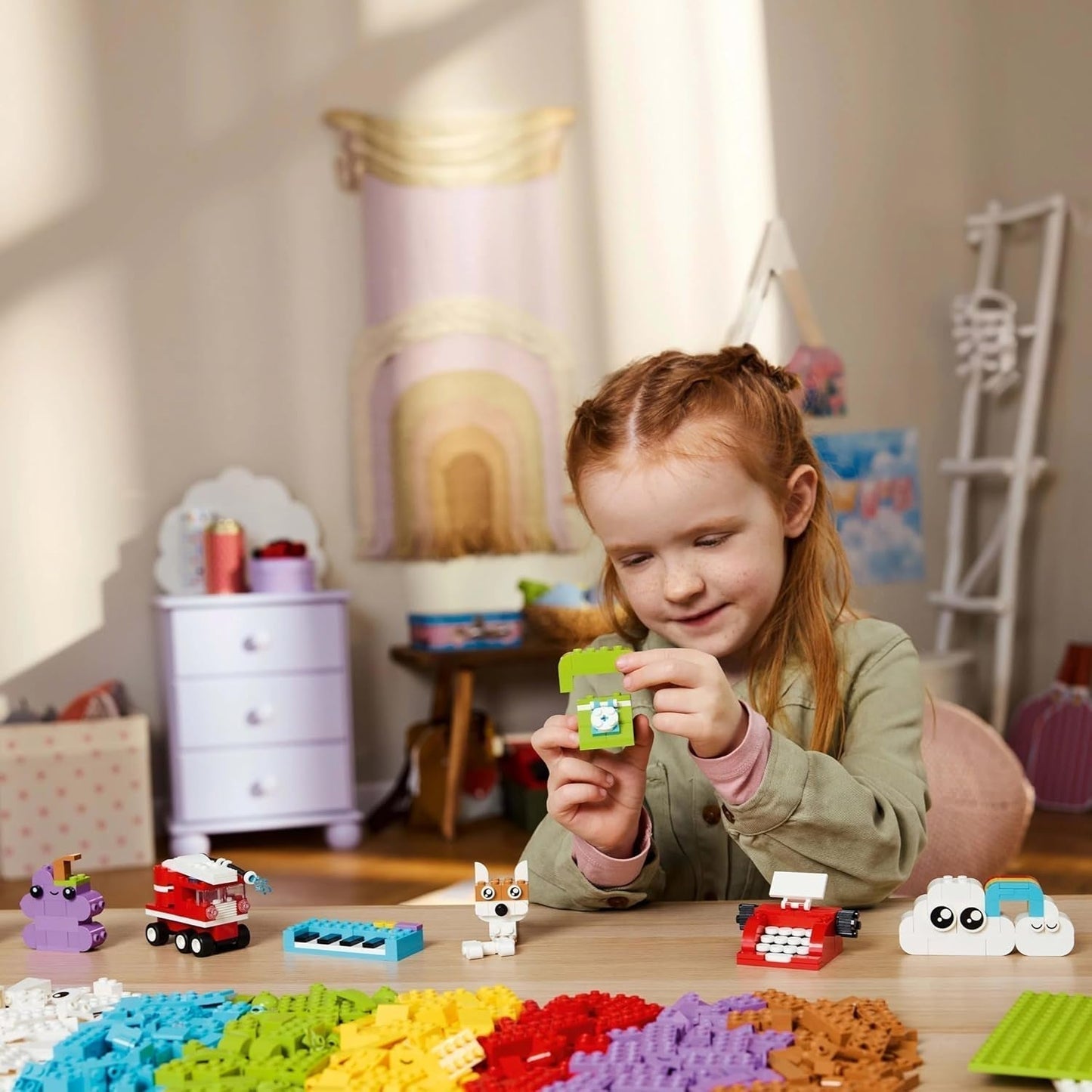 LEGO Classic Kreativset zum Bauen und Spielen – Set mit farbigen Steinen – Baue ein Haus, einen Hund, ein lustiges Auto, eine Klaviertastatur und einen Regenbogen – Bastelset für Jungen und Mädchen ab 5 Jahren. Bausets Besuchen Sie den LEGO-Store