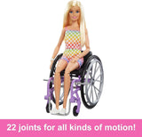 Barbie Fashionista-Puppe, blondes Haar und Regenbogen-Overall, inklusive Rollstuhl und Rampe, Puppengeschenk für Kinder, Spielzeug für Kinder ab 3 Jahren, HJT13