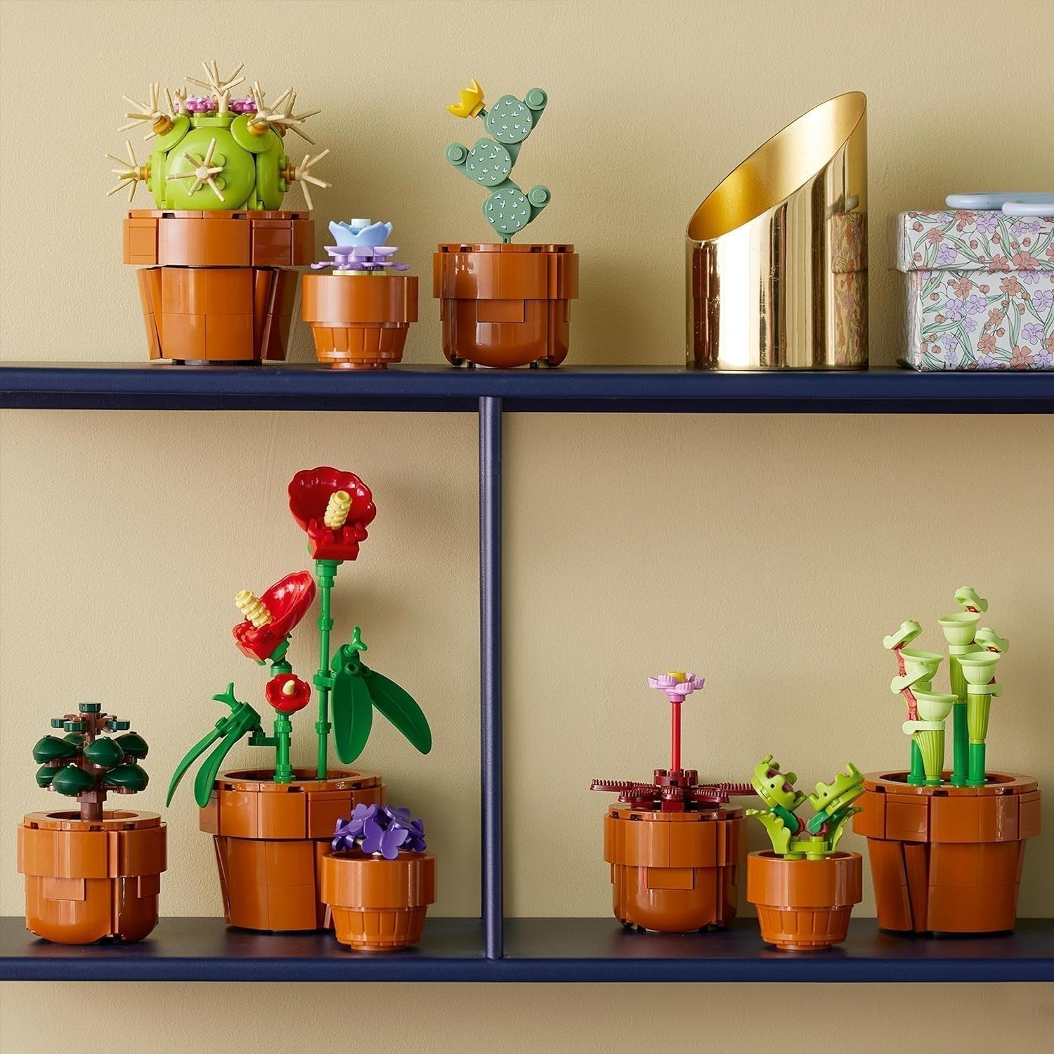LEGO Icons Mini-Pflanzen, 9 baubare künstliche Blumen, Botanik-Sammlungsset für Erwachsene mit baubarem Terrakotta-Topf, Heimdekoration, Geschenk für Frauen und Männer 10329 Bausets Besuchen Sie den LEGO-Store