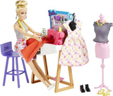 Barbie HDY90 – Modedesigner-Puppe (30,40 cm) und Atelier, über 25 Design- und Modeaccessoires, Design-Schreibtisch, Stuhl, Nähmaschine, Textilmuster, Schaufensterpuppe und mehr, Spielzeug für Kinder ab 3 Jahren