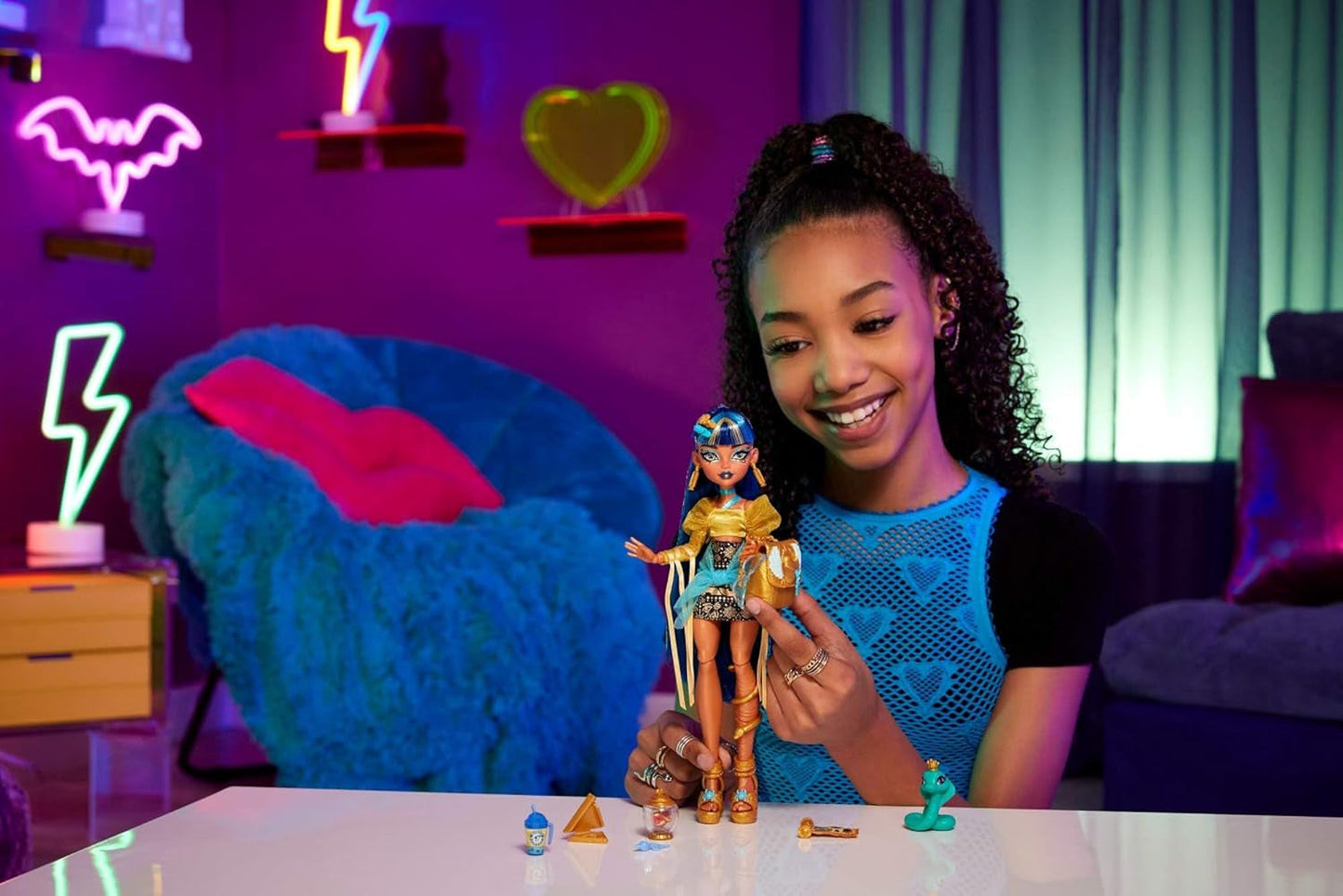 Monster High Cleo De Nile-Puppe in goldener Bluse und Lagenrock, inklusive Cobra Hissette-Haustier und Zubehör wie Rucksack, Snack und Papierrolle, HXH74 Naty Shop-Puppen
