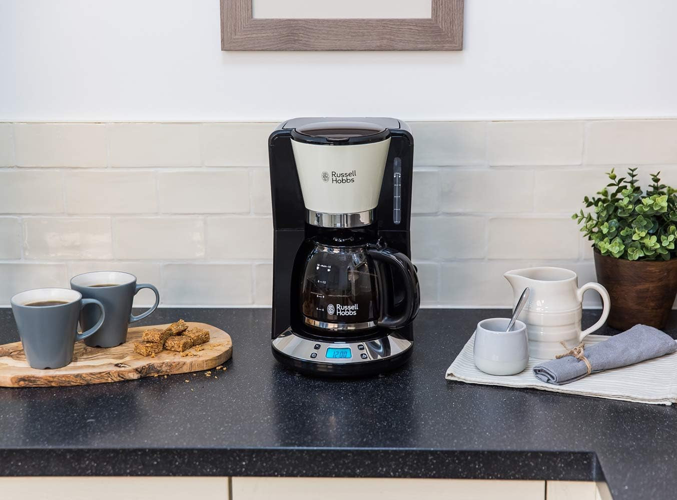 Russell Hobbs Kaffeemaschine [Digitaler Timer, Duschkopf für optimale Extraktion und Aroma] Colors+ Creme (1 bis 10 Tassen, 1,25 l Glaskaraffe, Heizplatte, 1100 W) Filterkaffeemaschine 24033-56