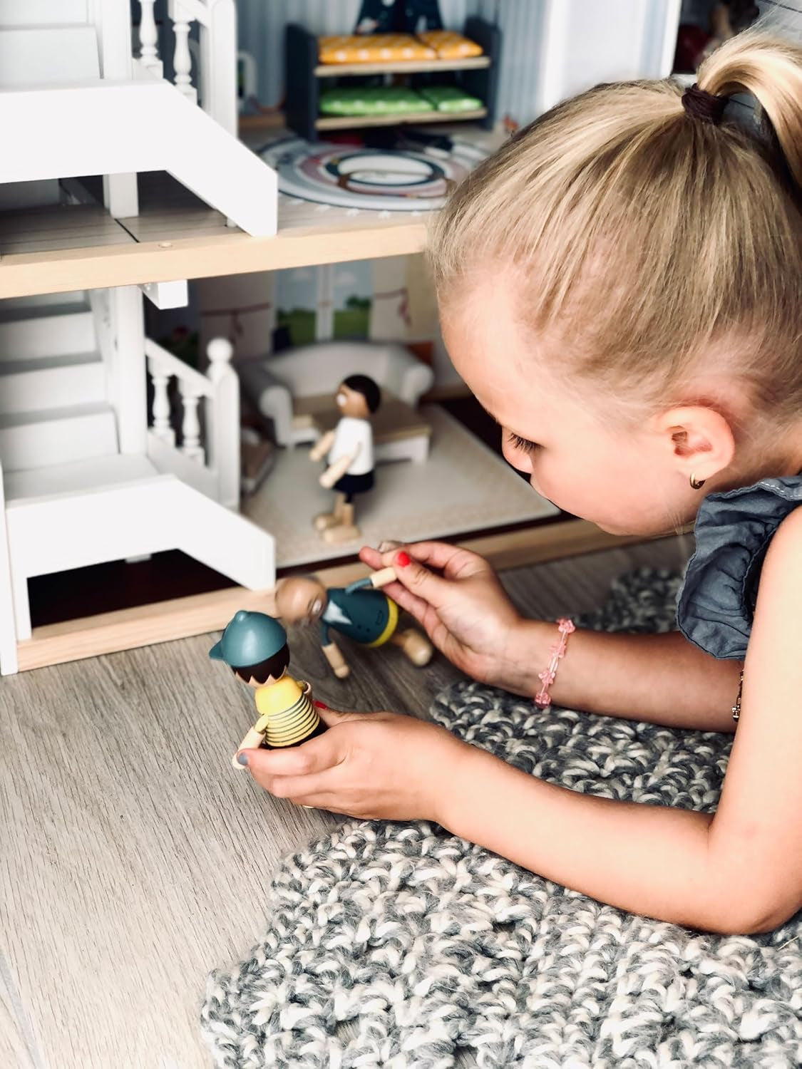 Small Foot Puppenhaus 3-stöckiges Stadthaus aus Holz mit offener Vorderseite und 12 Möbeln für Kinder ab 3 Jahren 11802 Weiß Grau Puppenhäuser Naty Shop