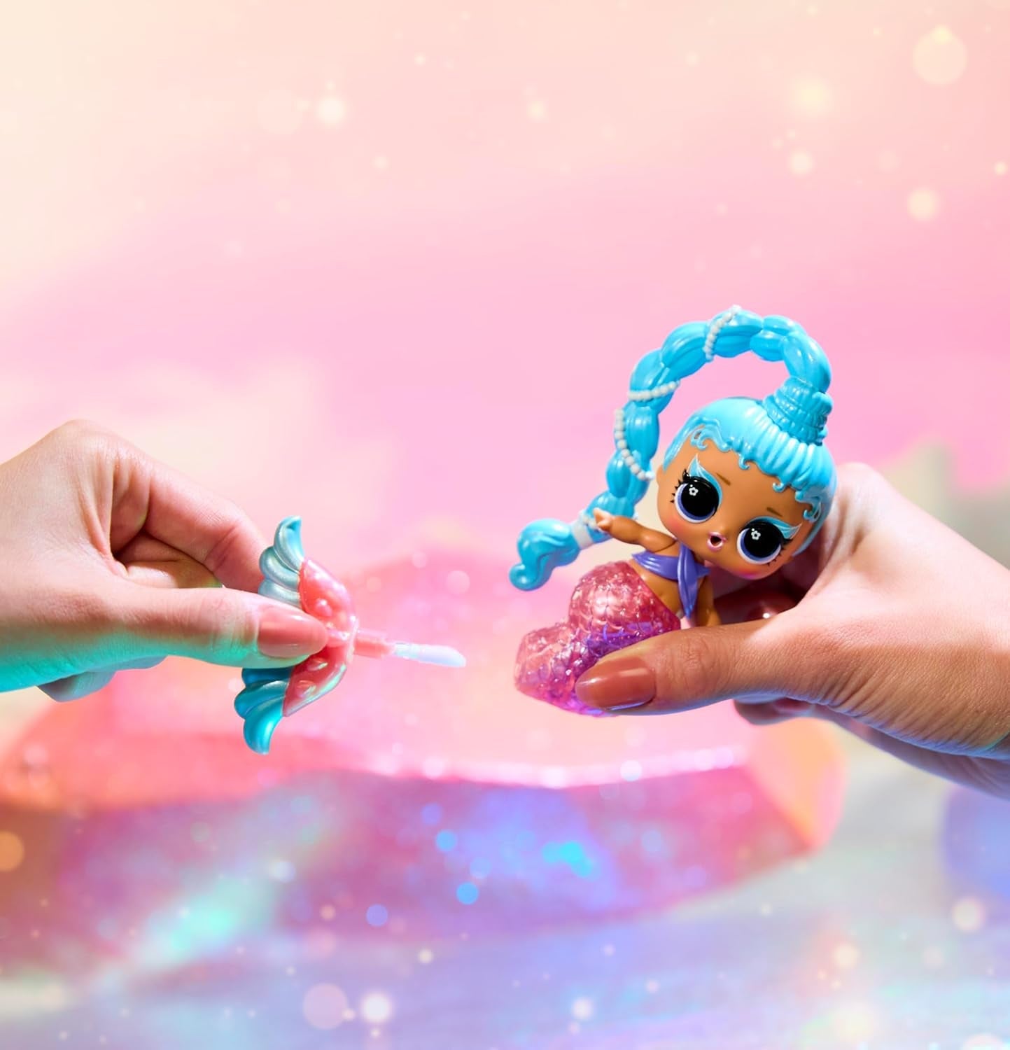 LOL Überraschung! Mermaids Makeover Magic Tots – echter Lipgloss für Sie und Ihre Puppe zum Selbermachen, Mischen und Kreieren von Make-up, lustiges Wasserspiel, 6 Puppen zum Sammeln – ab 4 Jahren