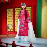 BARBIE Lunar New Year Barbie Puppe – Traditionelles Kleid in glücksbringendem Rot mit Pfingstrosenmuster, cyanblaue Schuhe mit pinken Troddeln, inspiriert von der Peking-Oper, HRM57