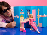 Barbie Signature gestylt von Andrew Mukamal Modepuppe, Sammlerstück mit 3 Looks für Tag und Abend sowie Accessoires, inklusive Ständer, JBH81