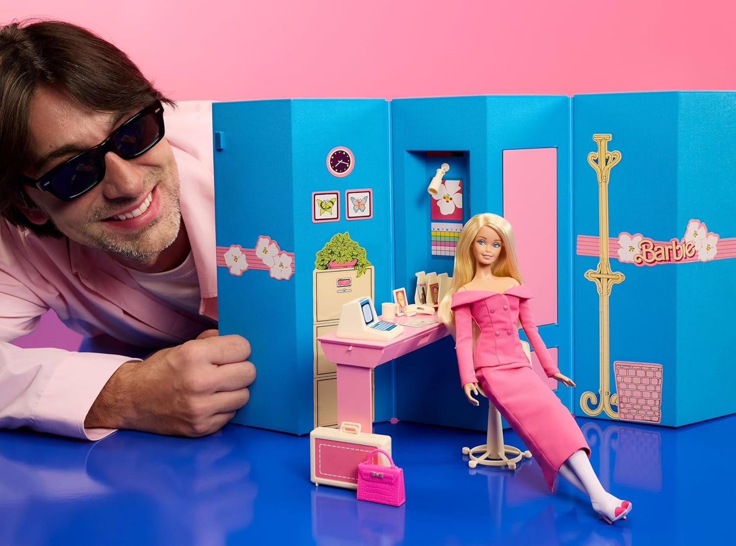Barbie Signature gestylt von Andrew Mukamal Modepuppe, Sammlerstück mit 3 Looks für Tag und Abend sowie Accessoires, inklusive Ständer, JBH81