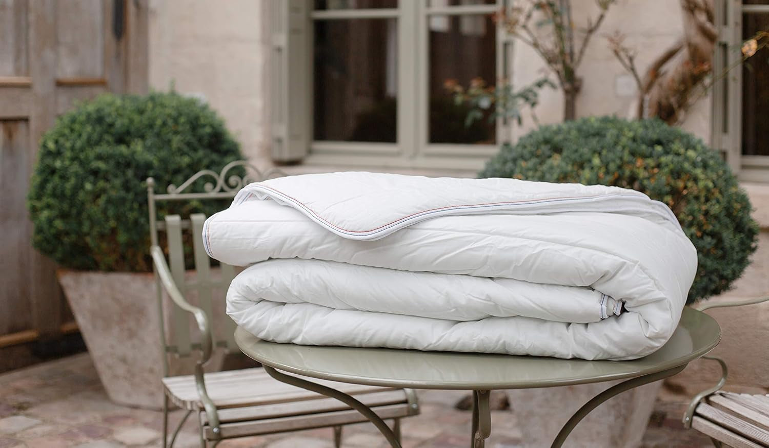 COLAS NORMAND Warme Steppdecke, waschbar bei 95 °C, 240 x 220 cm, langlebig, Mikrofaser, weich, seidig und bequem, hergestellt in Frankreich, weiß Steppdecken und Steppdecken Naty Shop