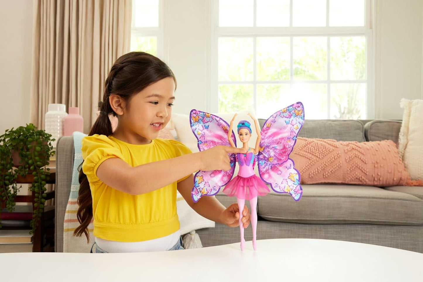 Barbie Dance And Flutter 2-in-1-Tänzerin-zu-Schmetterling-Verwandlungspuppe mit aufklappbaren Flügeln, lila Haaren, Haarschmuck und abnehmbarem Tutu, HXJ10 Naty Shop Dolls