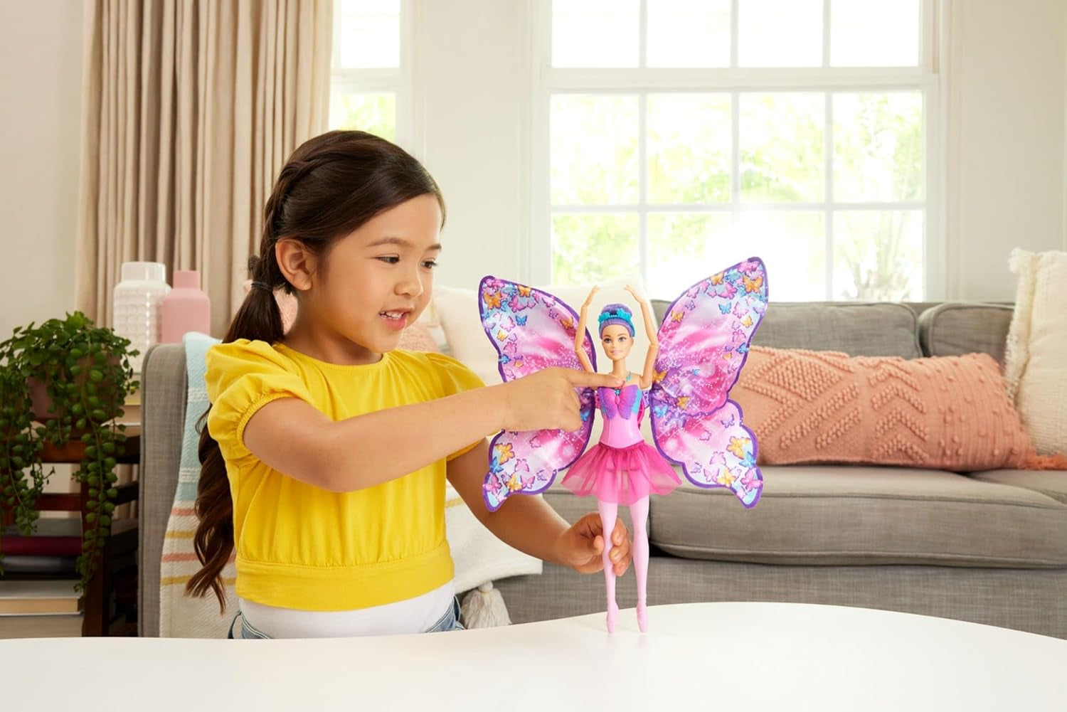 Barbie Dance And Flutter 2-in-1-Tänzerin-zu-Schmetterling-Verwandlungspuppe mit aufklappbaren Flügeln, lila Haaren, Haarschmuck und abnehmbarem Tutu, HXJ10 Naty Shop Dolls