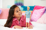 Barbie Ken Fashionistas-Puppe – T-Shirt mit Kaktus- und Palmenmuster, weiße Shorts und Turnschuhe, perfekt für Abenteuer mit Freunden und Spaziergänge in der Stadt, für Kinder ab 3 Jahren, HJT10 Naty Shop Dolls