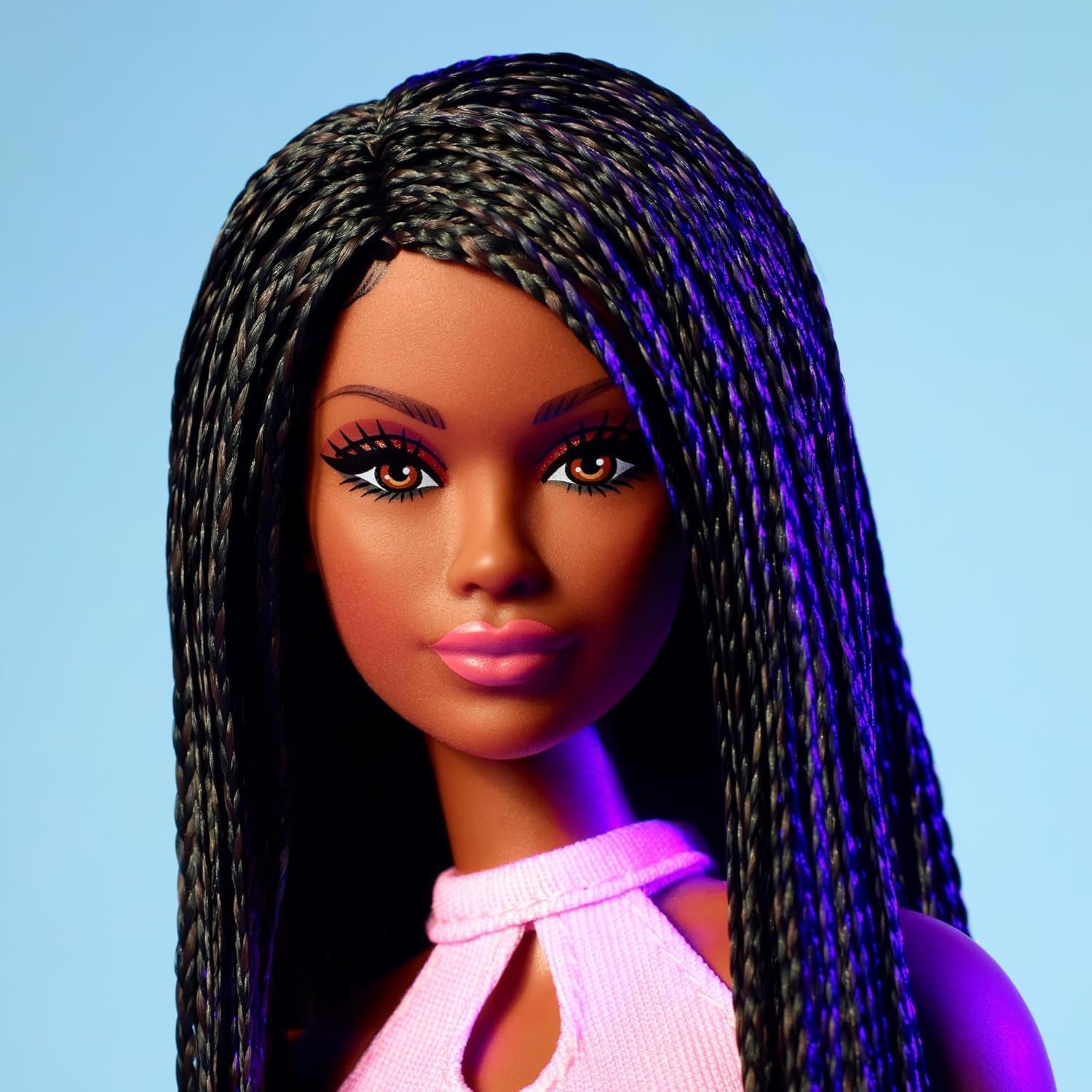 Barbie Looks Puppe, Sammelfigur Nr. 21 mit geflochtenem schwarzem Haar und moderner Y2K-Mode, rosa Neckholder-Top und Kunstlederrock mit Stiefeln, HRM13 Naty Shop Dolls