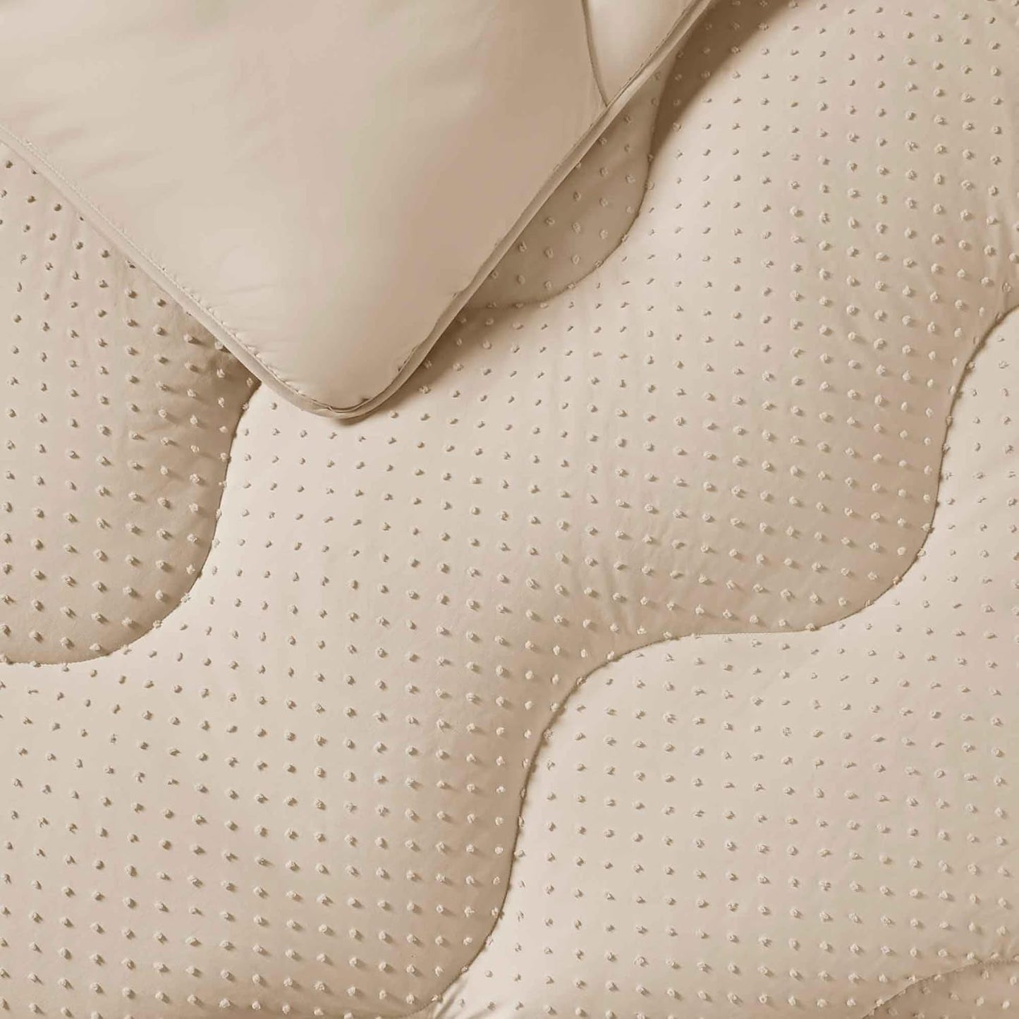 Night Lark Bettdecke ohne Bezug, 4,5 Tog, King Size, Tufted Dot Collection, Luxusbettwäsche, hypoallergen, maschinenwaschbar, warme Sandbettdecken und Steppdecken Naty Shop