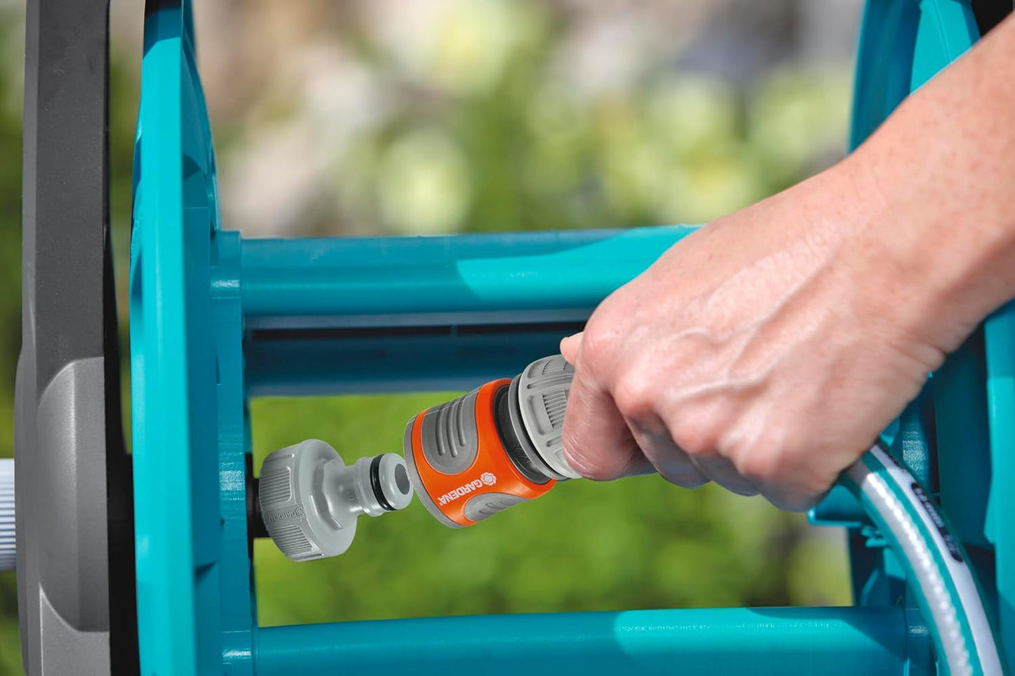 Gardena Classic Wand-Schlauchtrommel-Set 50: Mobile Schlauchtrommel, platzsparend, an der Wand montierbar und jederzeit abnehmbar, mit 20 m Schlauch, Sprühdüse und Systemteilen (8009-20)